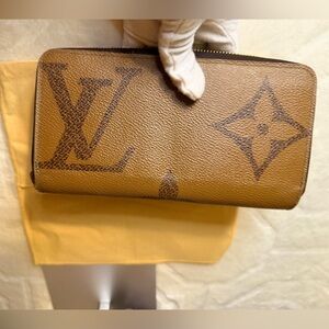 Louis Vuitton Monogram Giant Reverse Canvas Zippy Wallet
